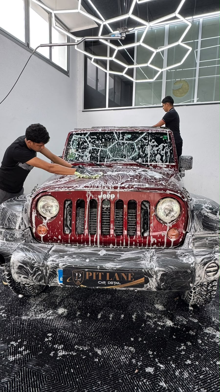 Detailer aclarando a mano el capó enjabonado de un Jeep Wrangler durante una Limpieza Básica Express en ORION PREMIUM CAR Donostia