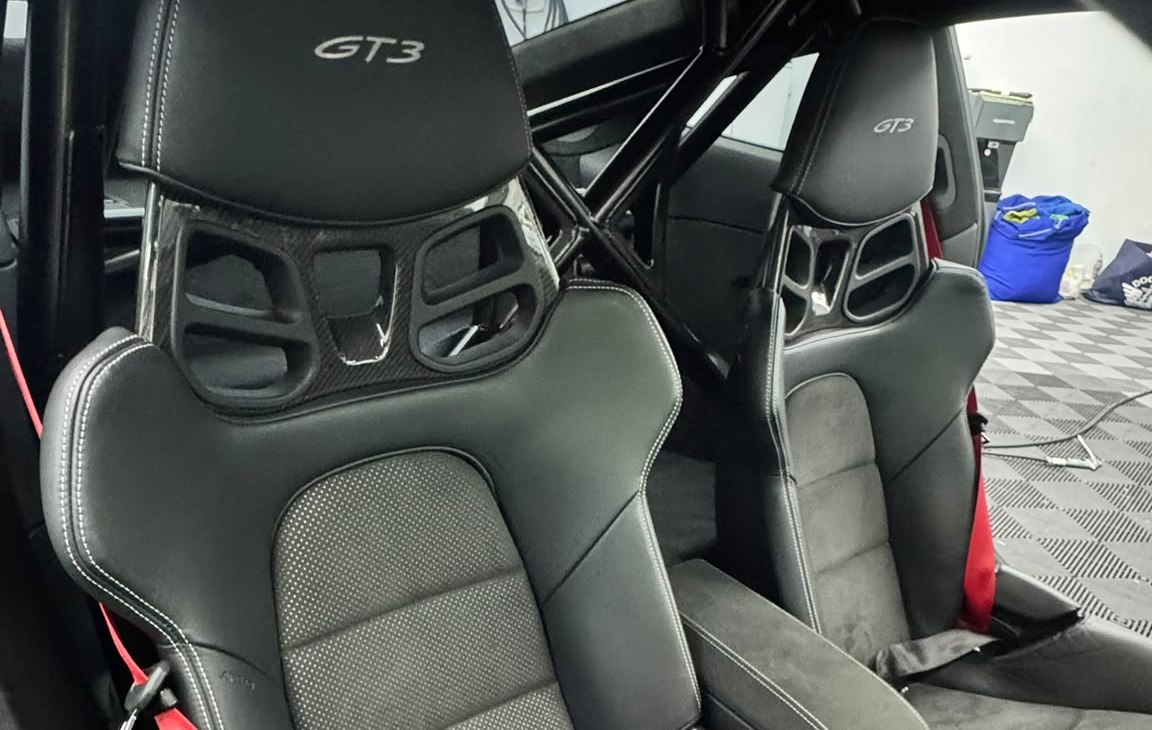 Asientos bacquet de un Porsche 911 GT3 impecables tras una limpieza LUXURY Interior + Exterior