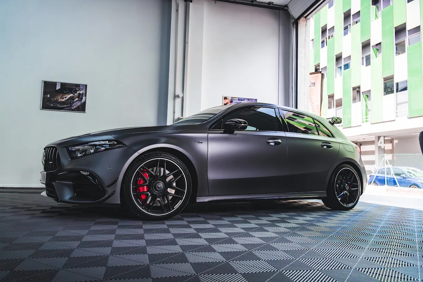 Mercedes-AMG A45 con pintura mate tras un lavado Mate Elite en ORION PREMIUM CAR Donostia