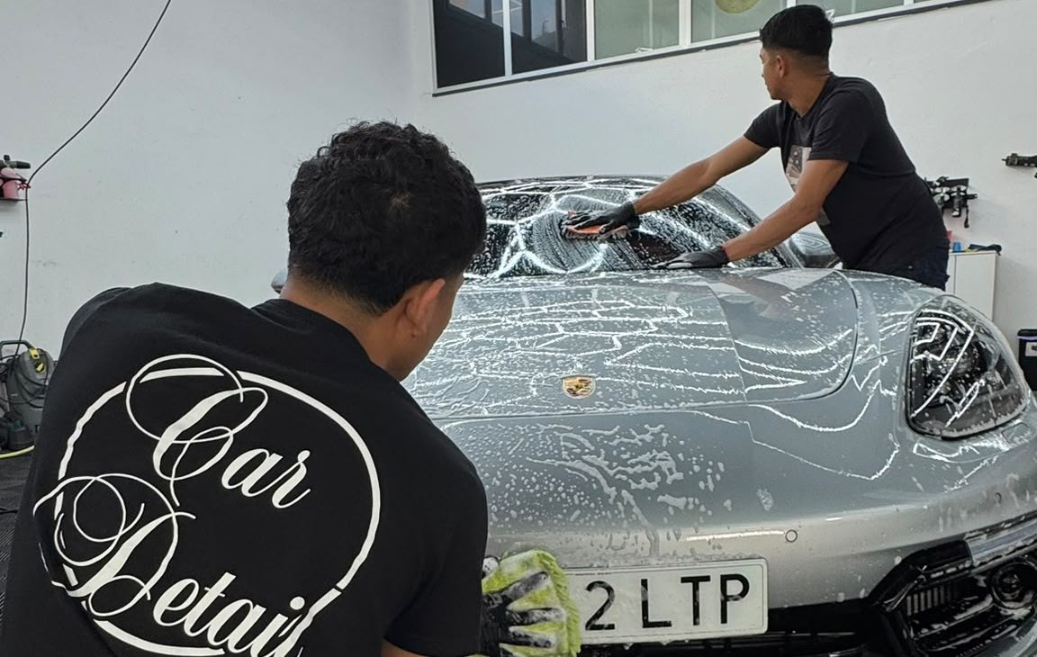 Detailers lavando a mano un Porsche Panamera con espuma activa — OPTIMUM Interior + Exterior