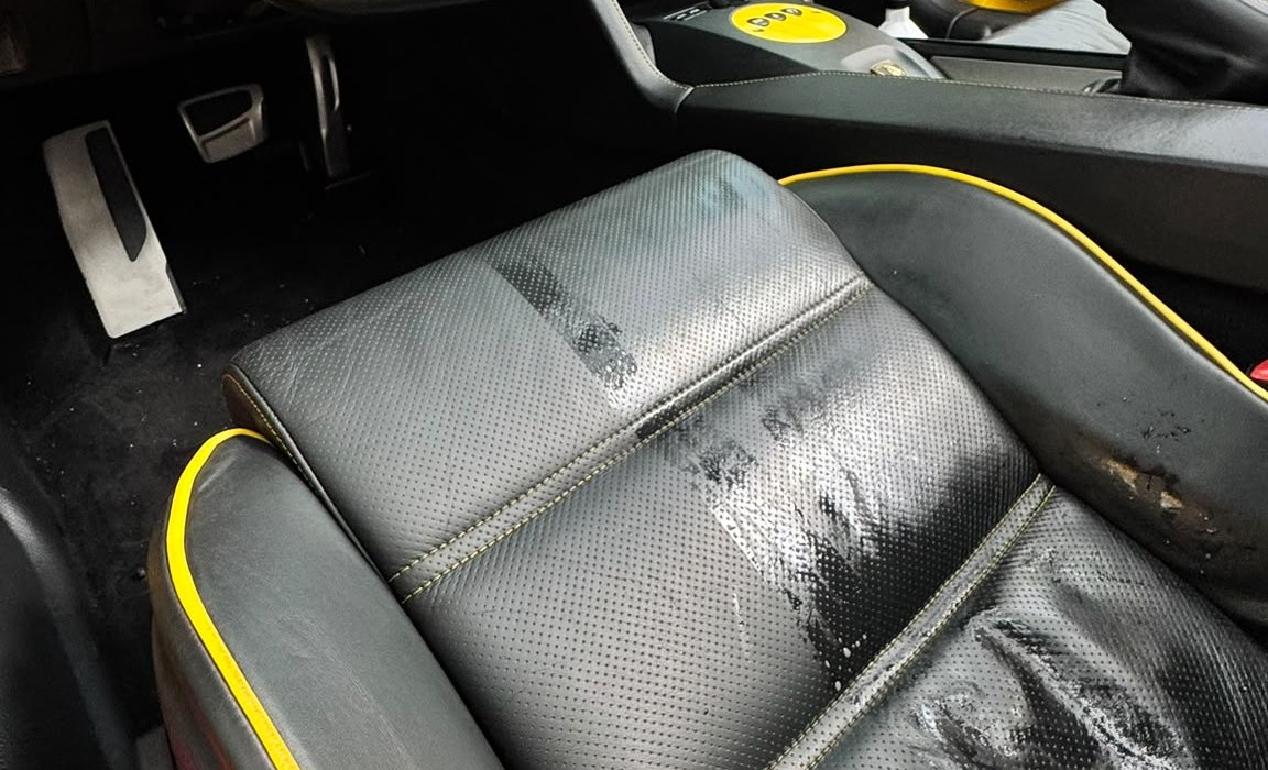 Nutrición de la tapicería de cuero de un Lamborghini Gallardo durante una Limpieza VIP en ORION PREMIUM CAR Donostia